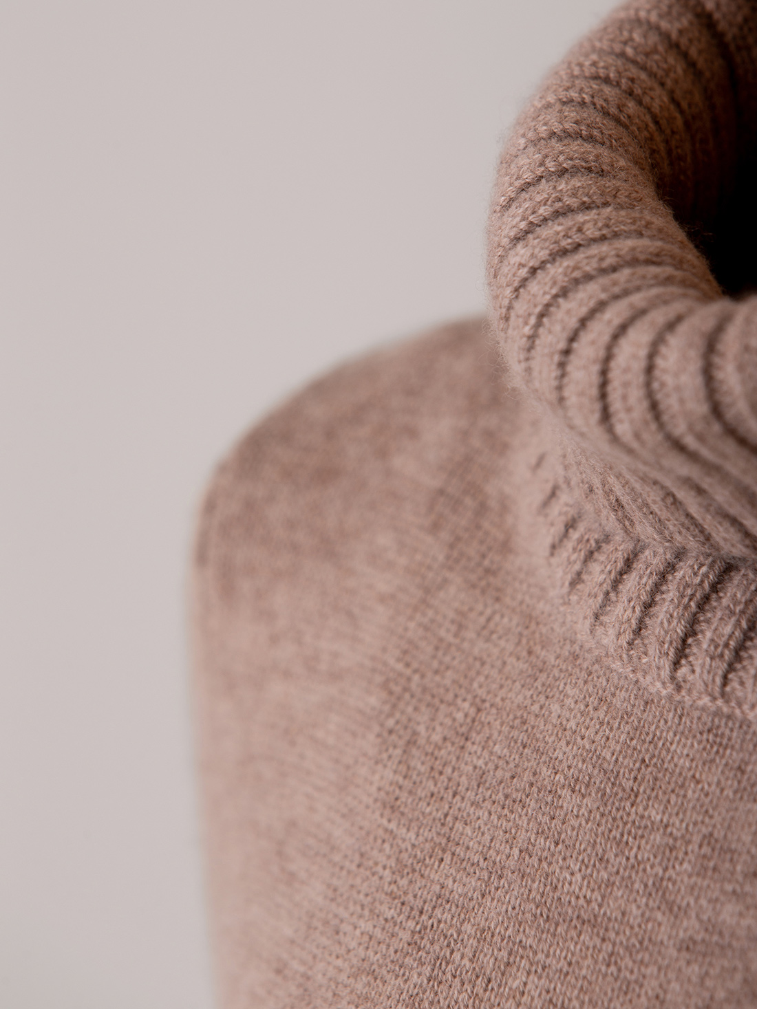 Detailansicht von Midi-Strickkleid aus Wolle von DANIELS