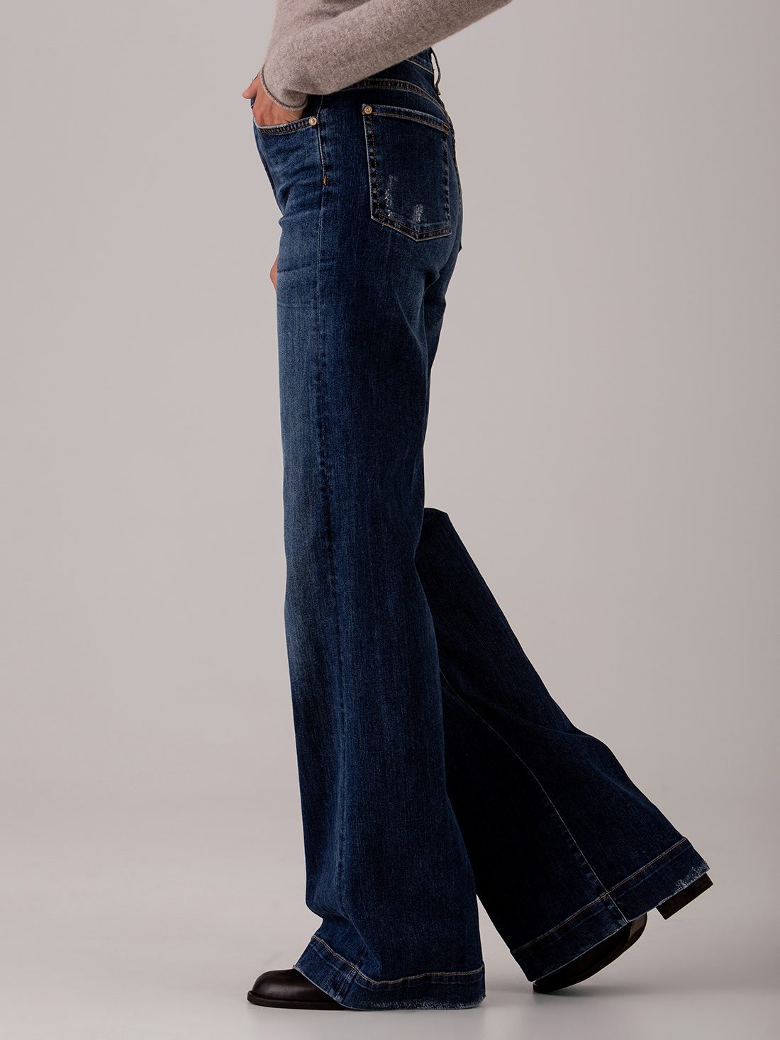 Detailansicht von Flared Jeans von 7 FOR ALL MANKIND