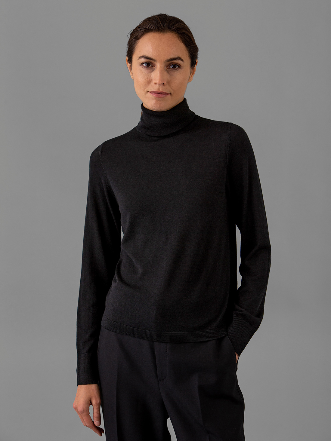 Detailansicht von Rollkragenpullover aus Merinowolle von ALLUDE