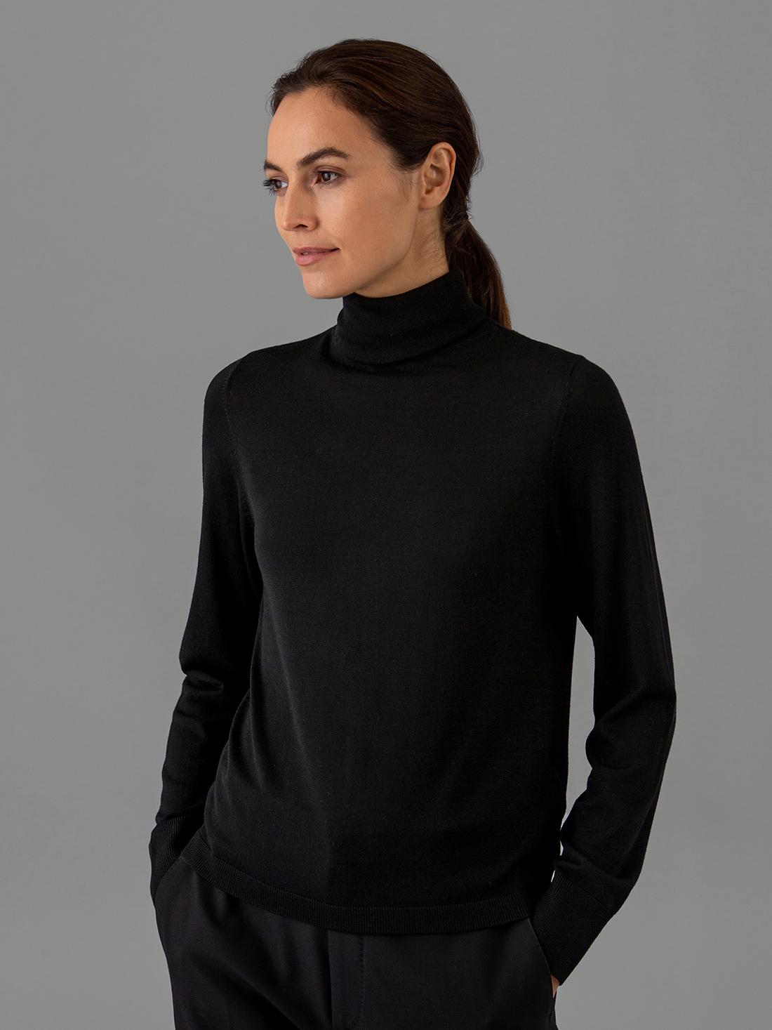 Detailansicht von Rollkragenpullover aus Merinowolle von ALLUDE