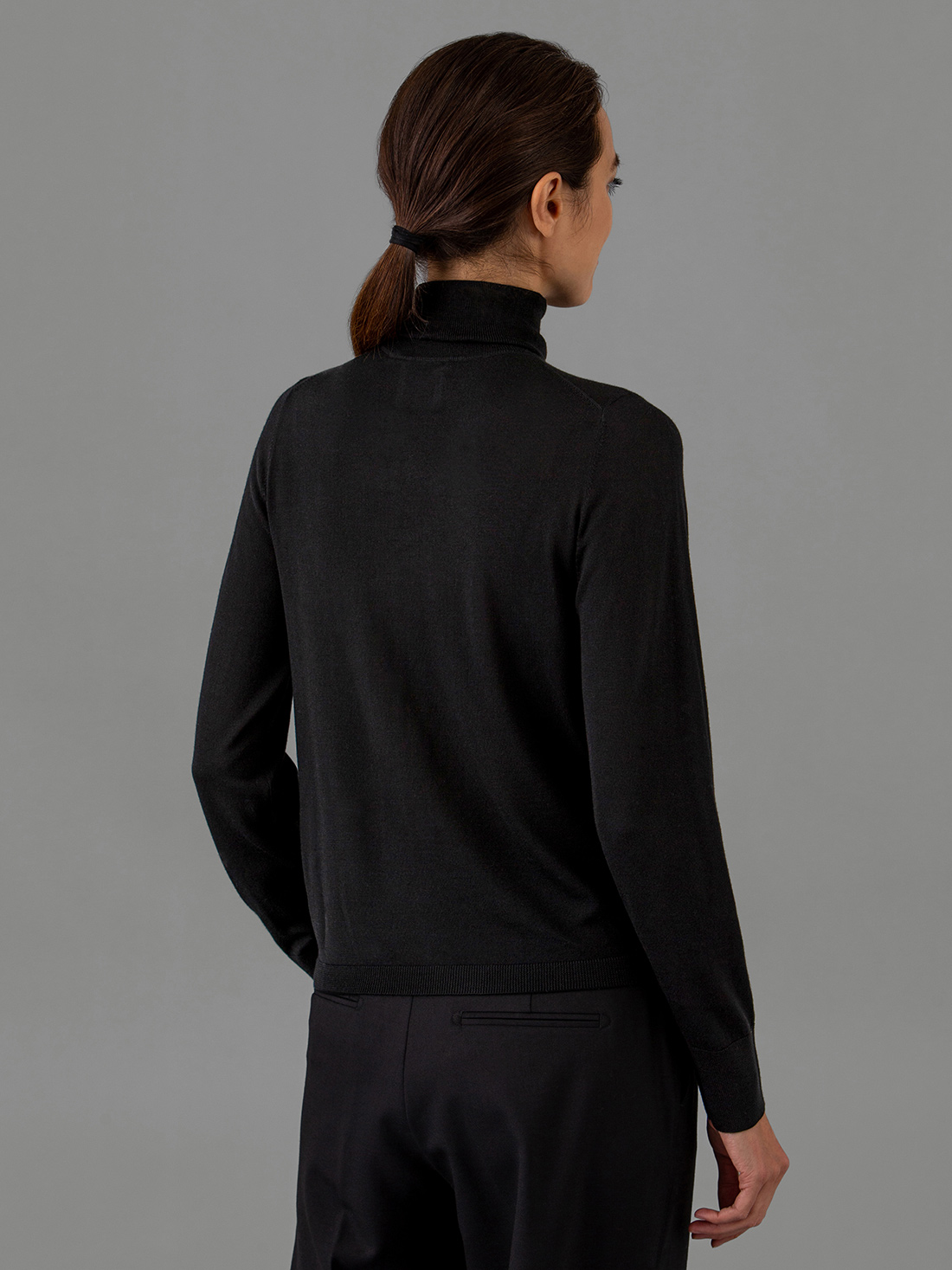 Detailansicht von Rollkragenpullover aus Merinowolle von ALLUDE