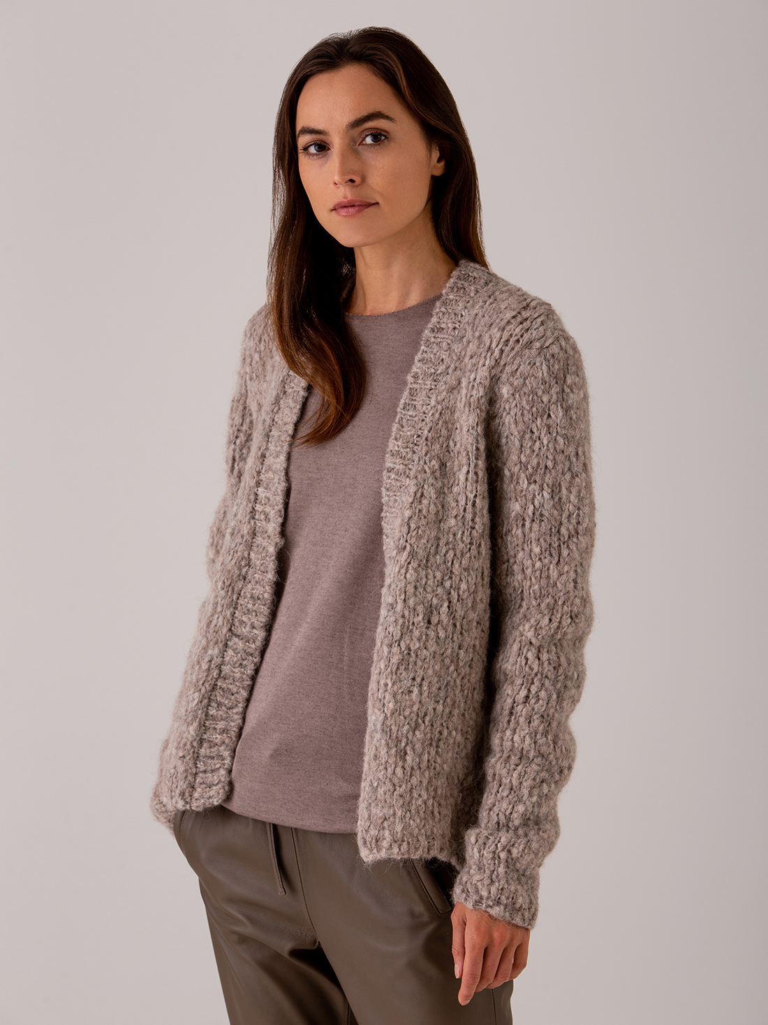 Detailansicht von Cardigan aus Alpakawolle von SIBIN LINNEBJERG