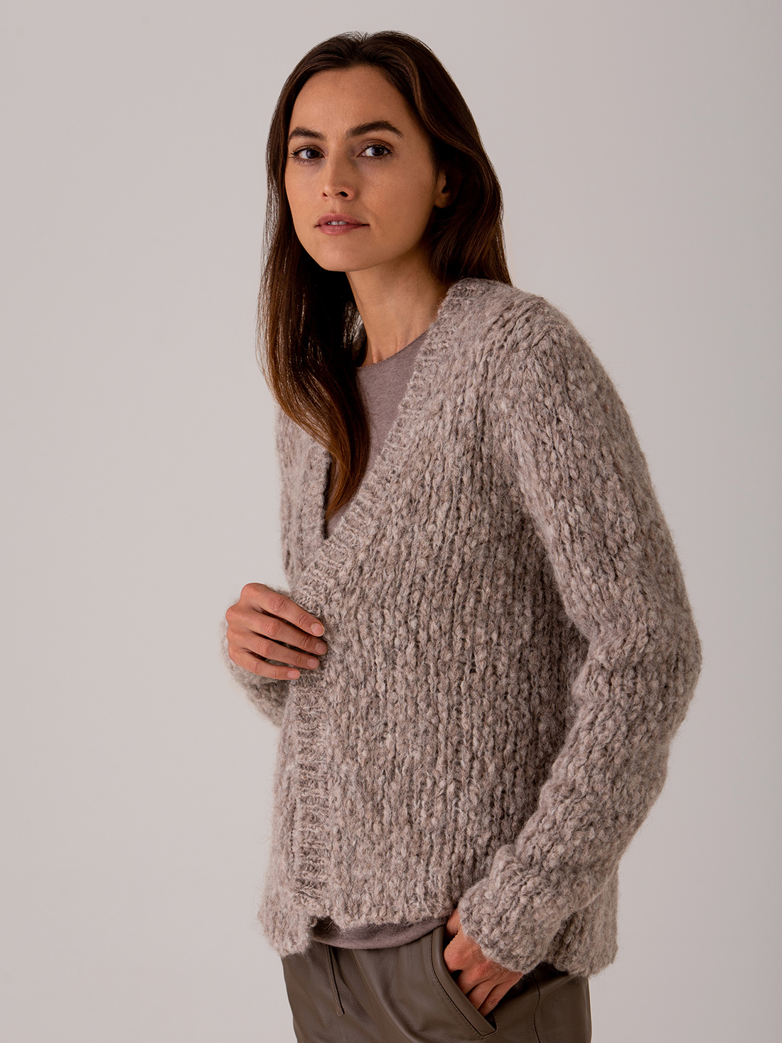 Detailansicht von Cardigan aus Alpakawolle von SIBIN LINNEBJERG