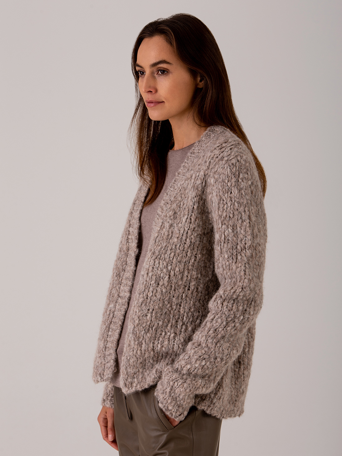 Detailansicht von Cardigan aus Alpakawolle von SIBIN LINNEBJERG