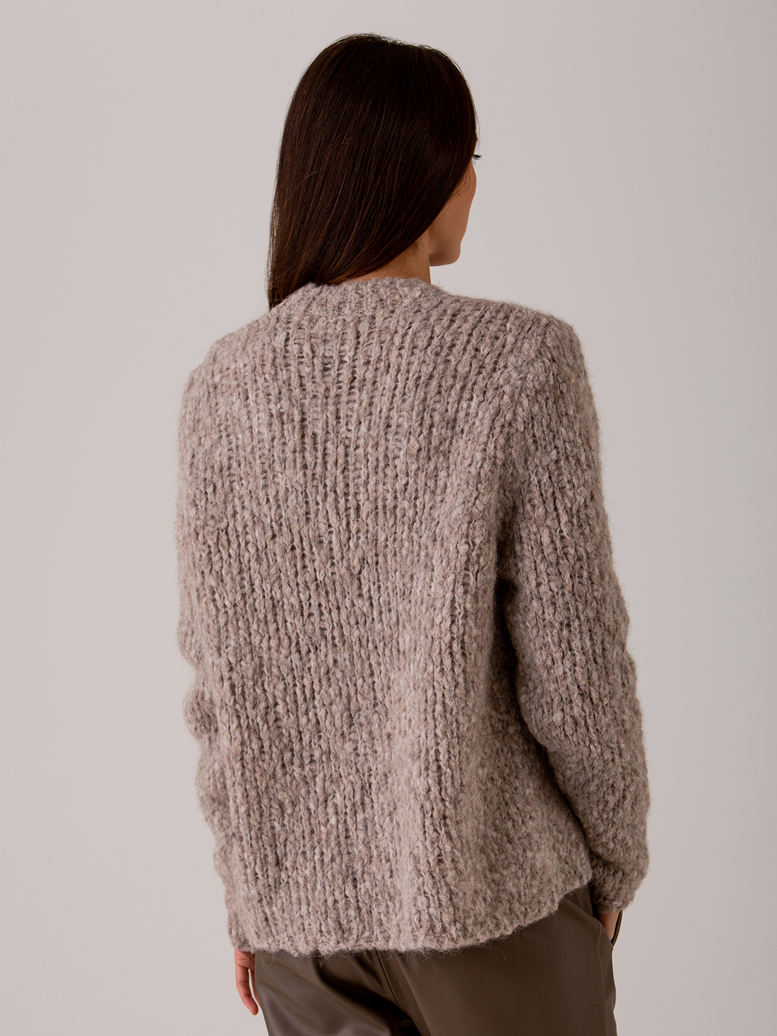 Detailansicht von Cardigan aus Alpakawolle von SIBIN LINNEBJERG