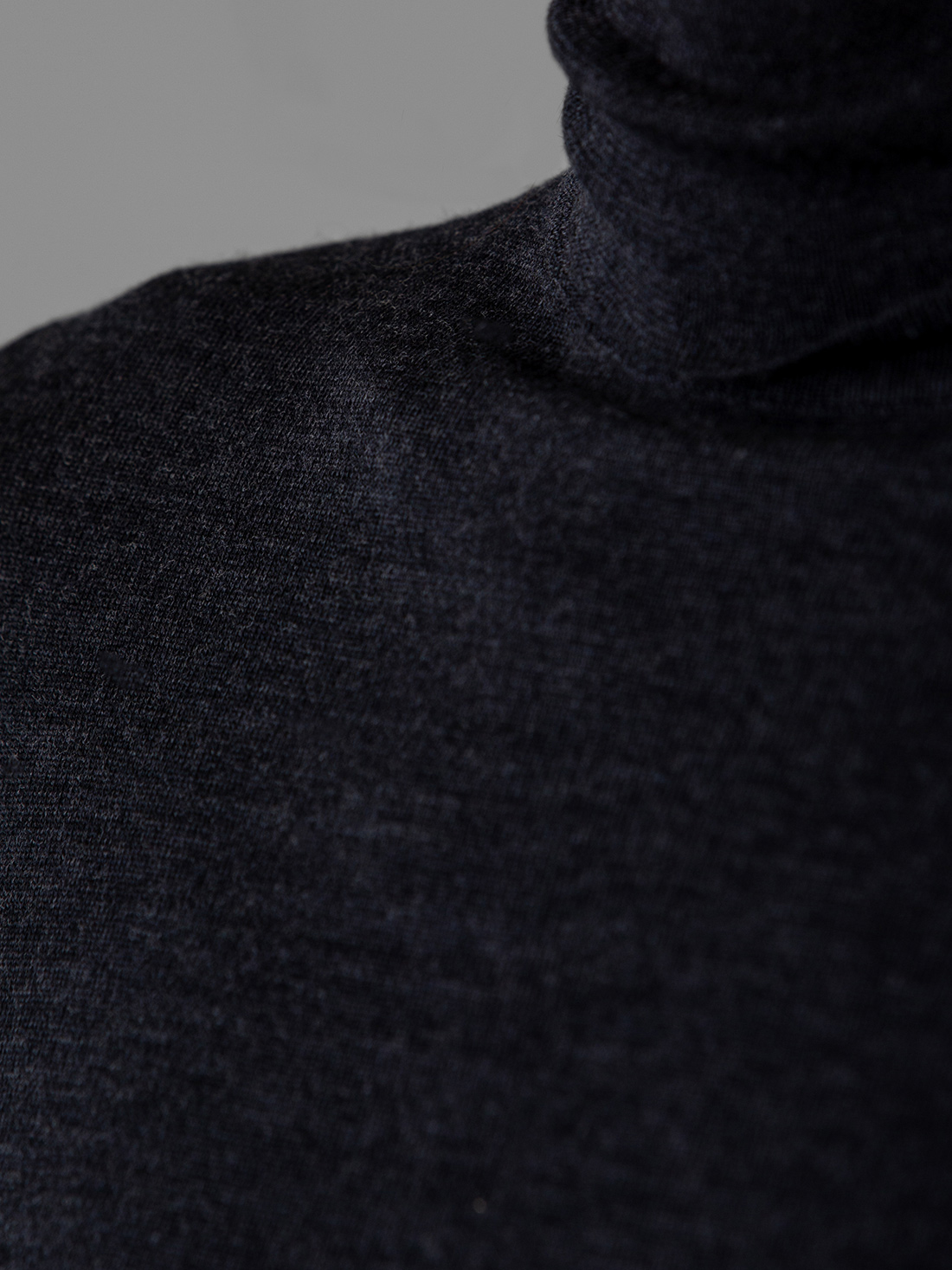 Detailansicht von Rollkragenpullover aus Merinowolle von ALLUDE