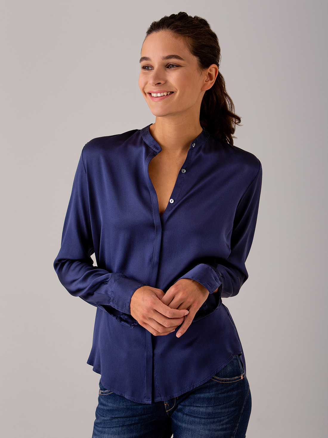 Detailansicht von Seidenbluse mit verdeckter Knopfleiste von HER SHIRT