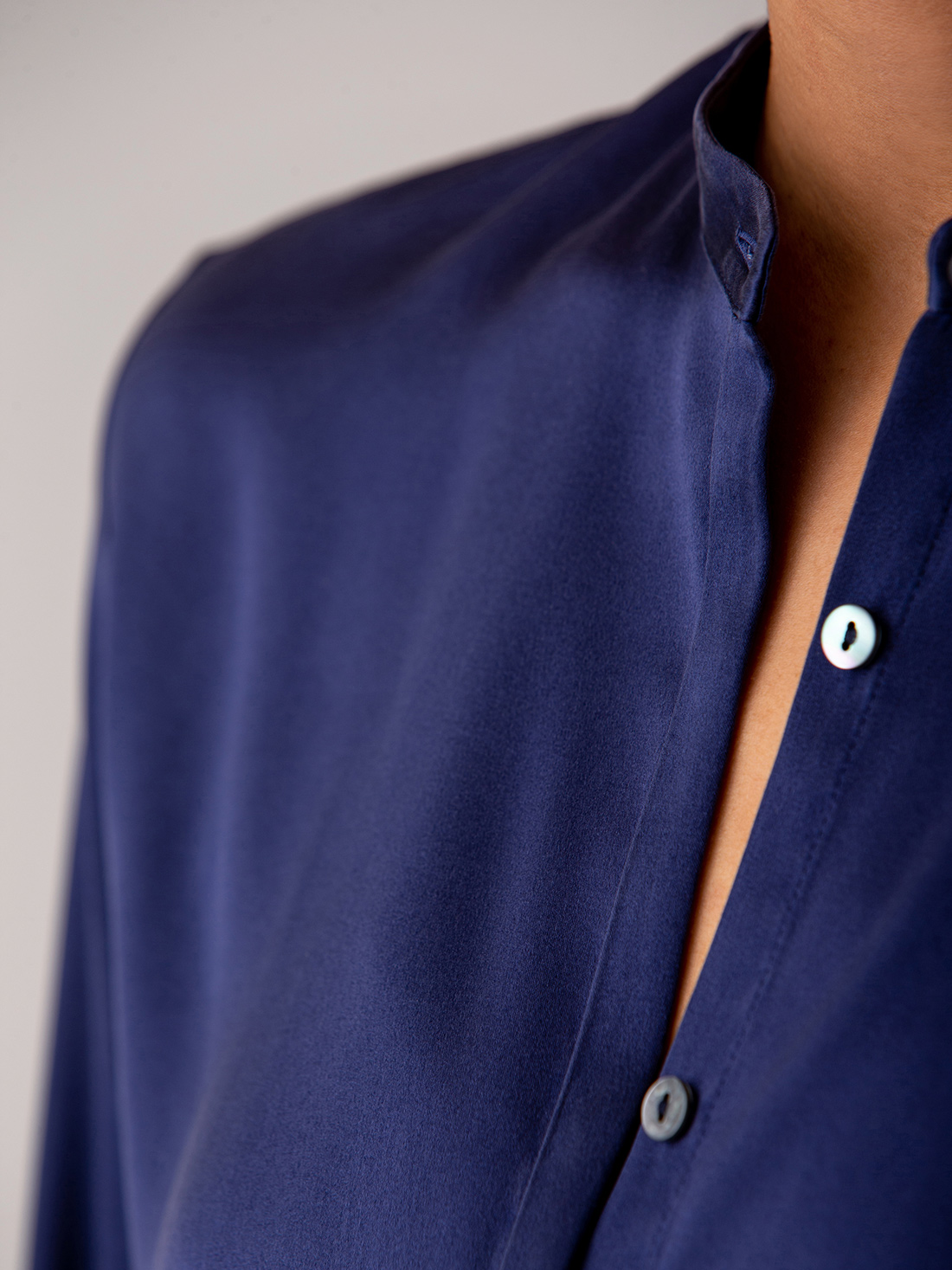 Detailansicht von Seidenbluse mit verdeckter Knopfleiste von HER SHIRT