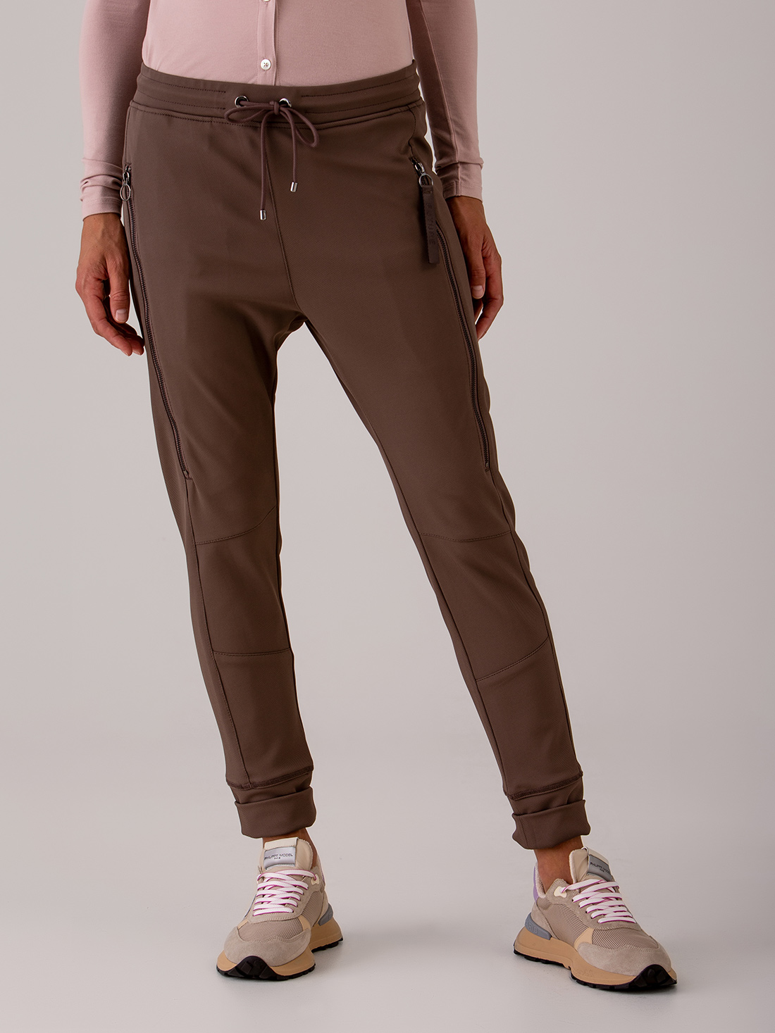 Detailansicht von Hose im Jogging-Stil von MAC