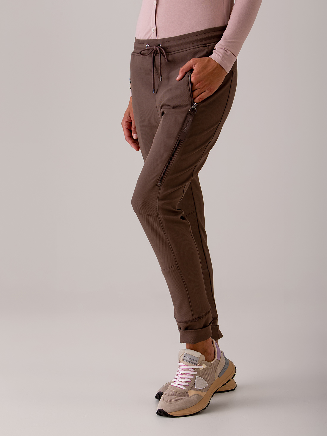 Detailansicht von Hose im Jogging-Stil von MAC