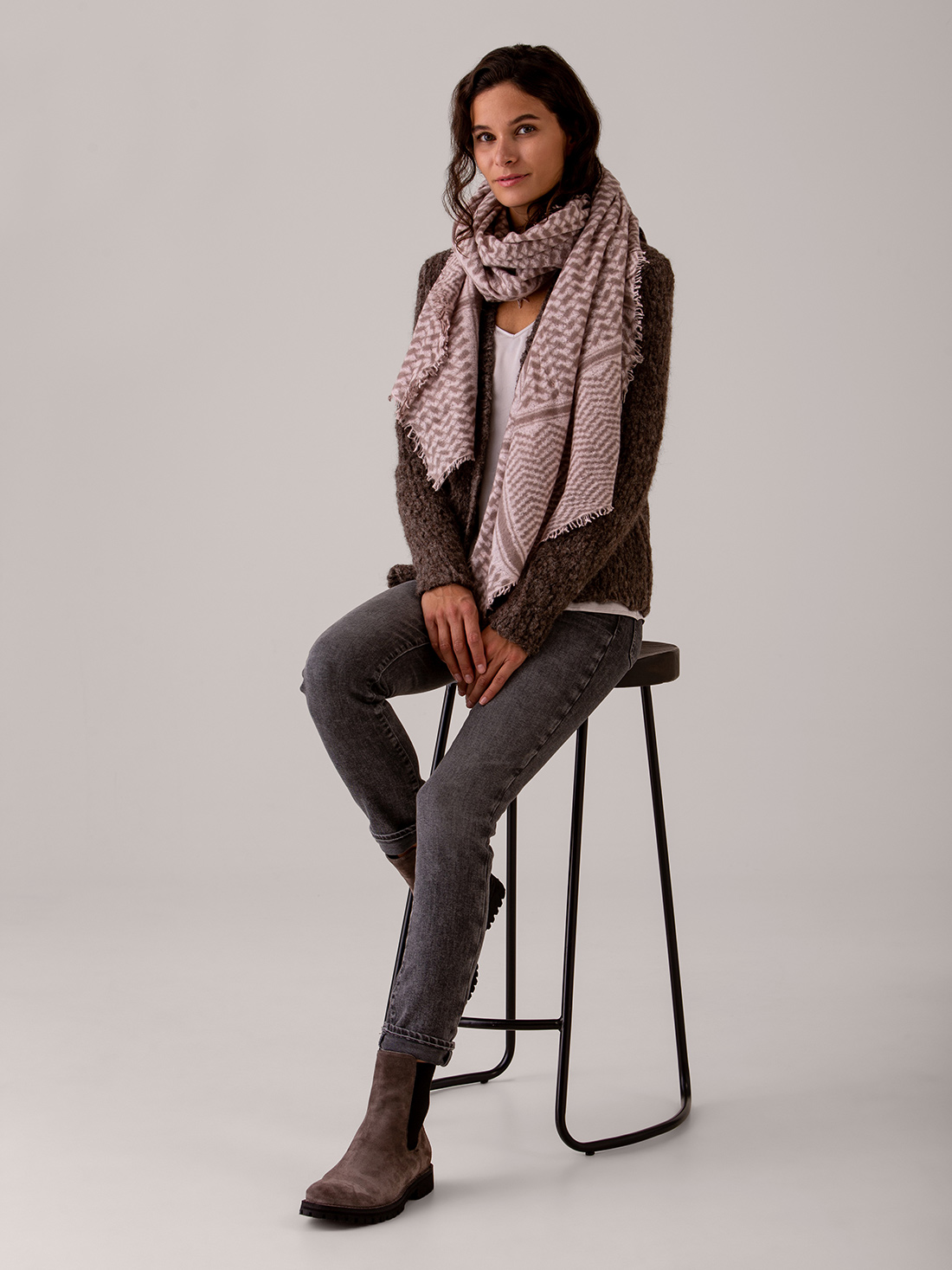 Detailansicht von Cardigan aus Alpakawolle von SIBIN LINNEBJERG