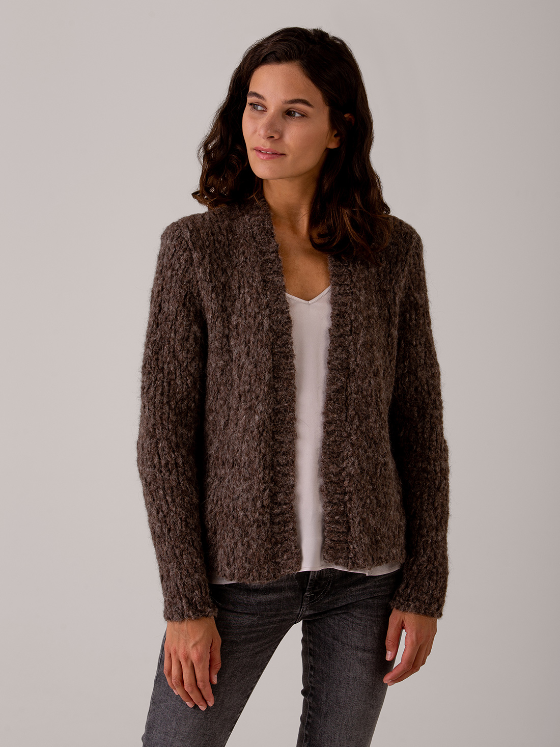 Detailansicht von Cardigan aus Alpakawolle von SIBIN LINNEBJERG