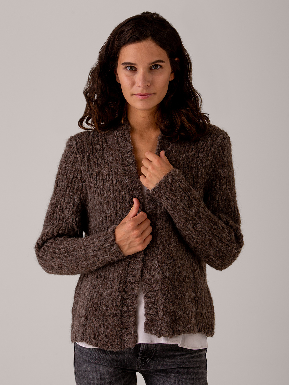 Detailansicht von Cardigan aus Alpakawolle von SIBIN LINNEBJERG