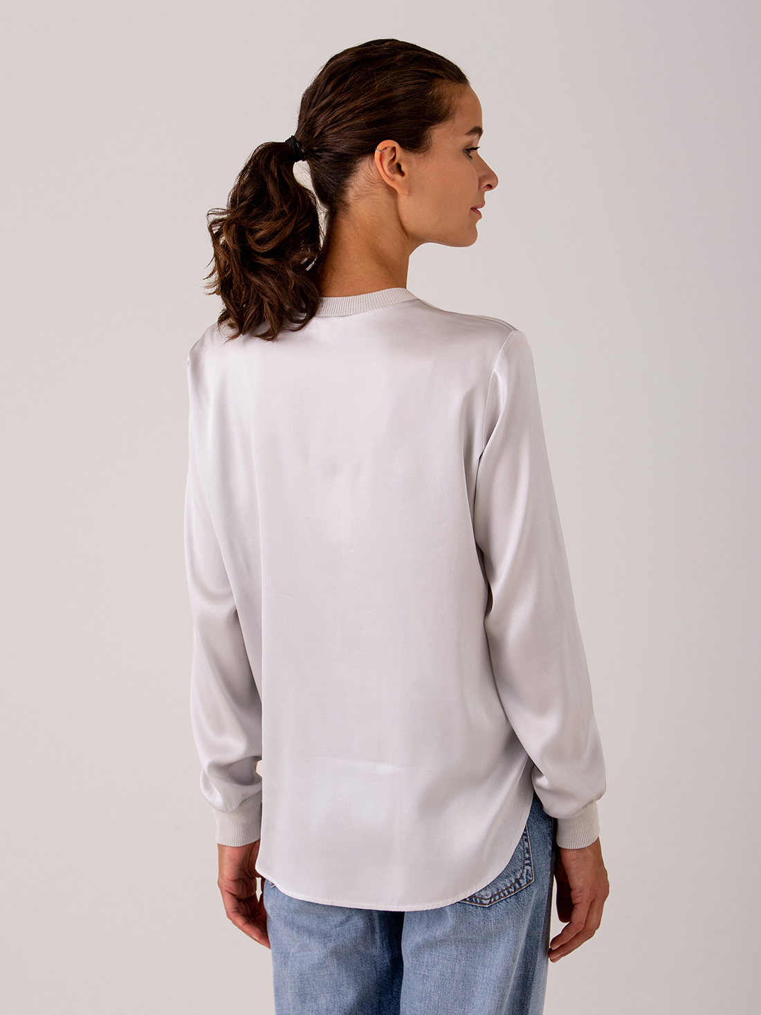 Detailansicht von Seidenbluse von HER SHIRT