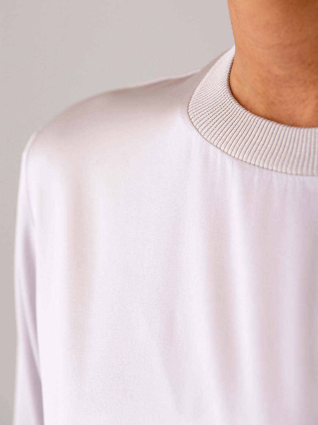 Detailansicht von Seidenbluse von HER SHIRT