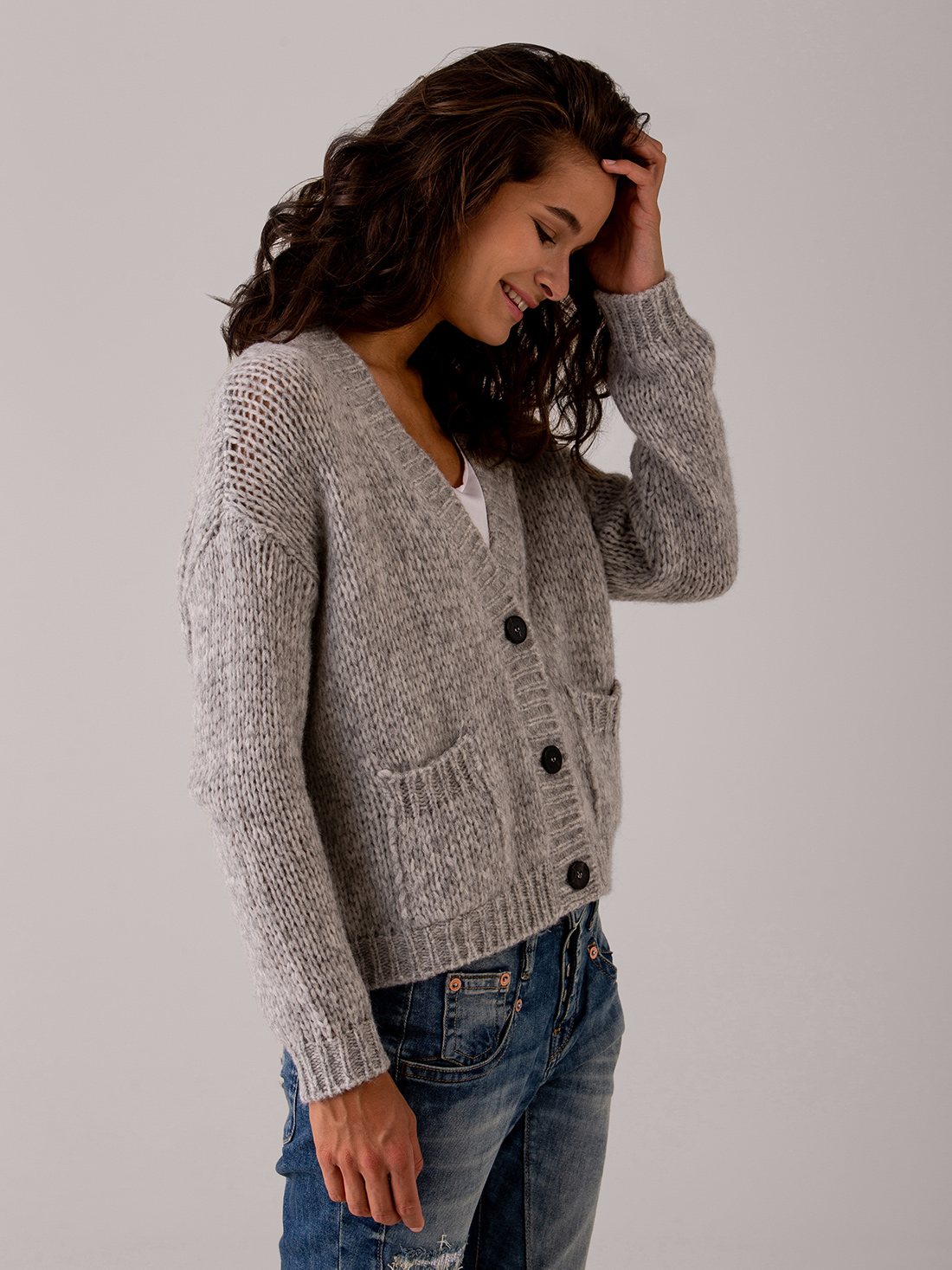 Detailansicht von Strickjacke aus Alpakawolle von ROBERTO COLLINA