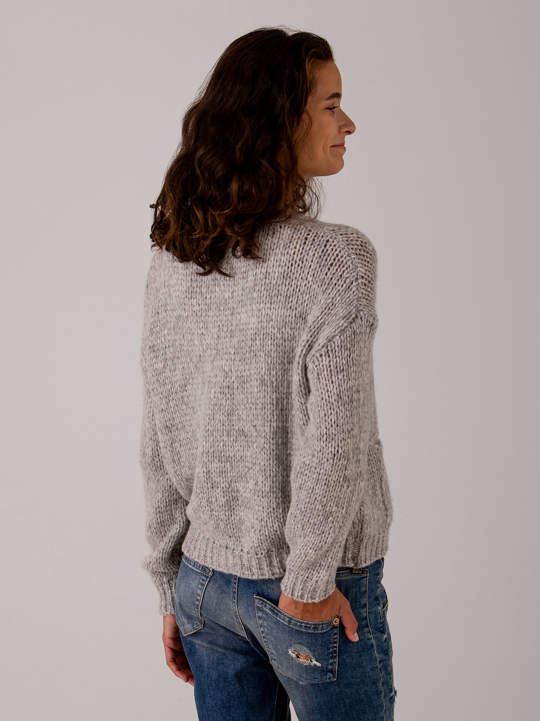 Detailansicht von Strickjacke aus Alpakawolle von ROBERTO COLLINA