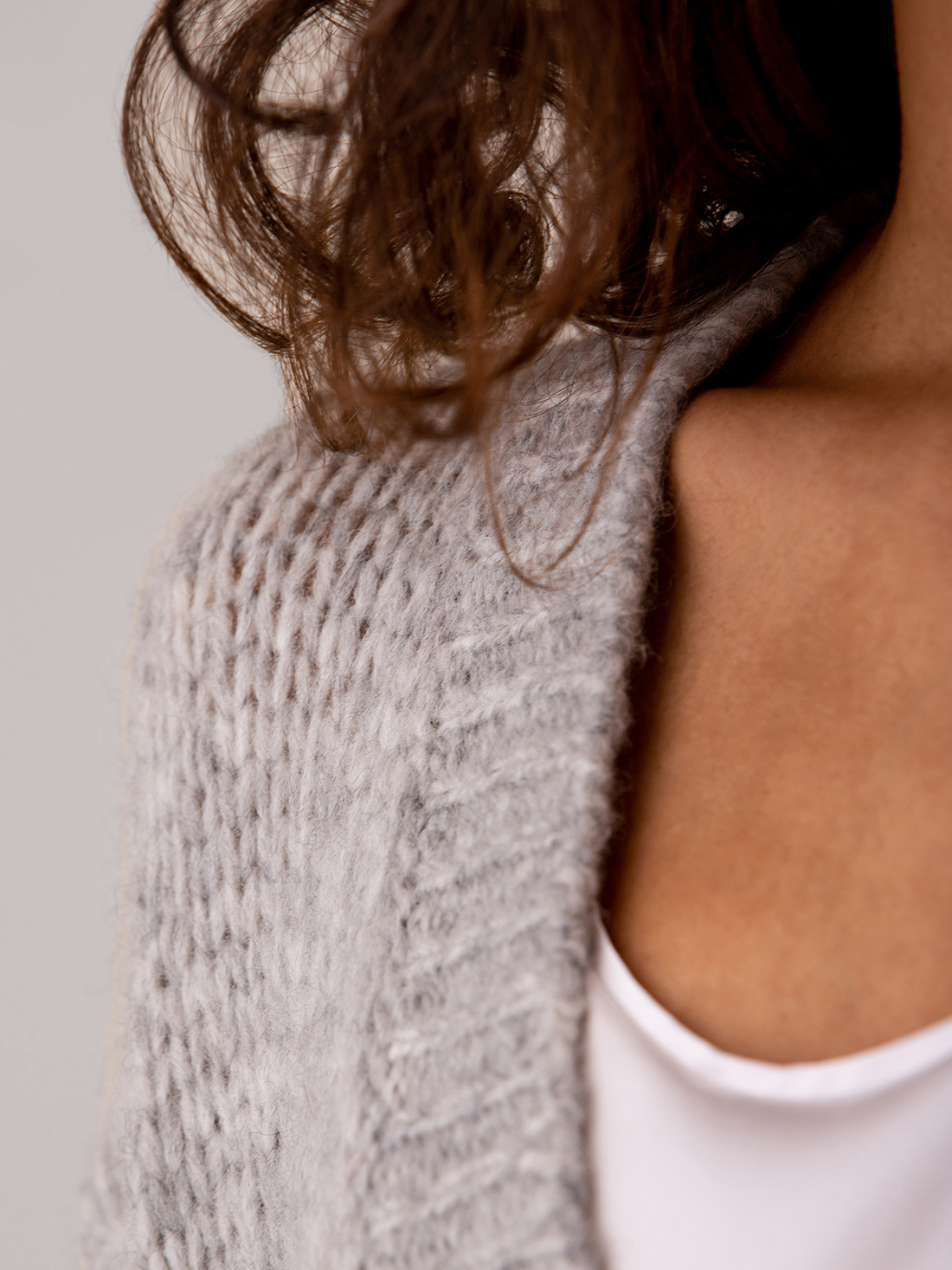 Detailansicht von Strickjacke aus Alpakawolle von ROBERTO COLLINA