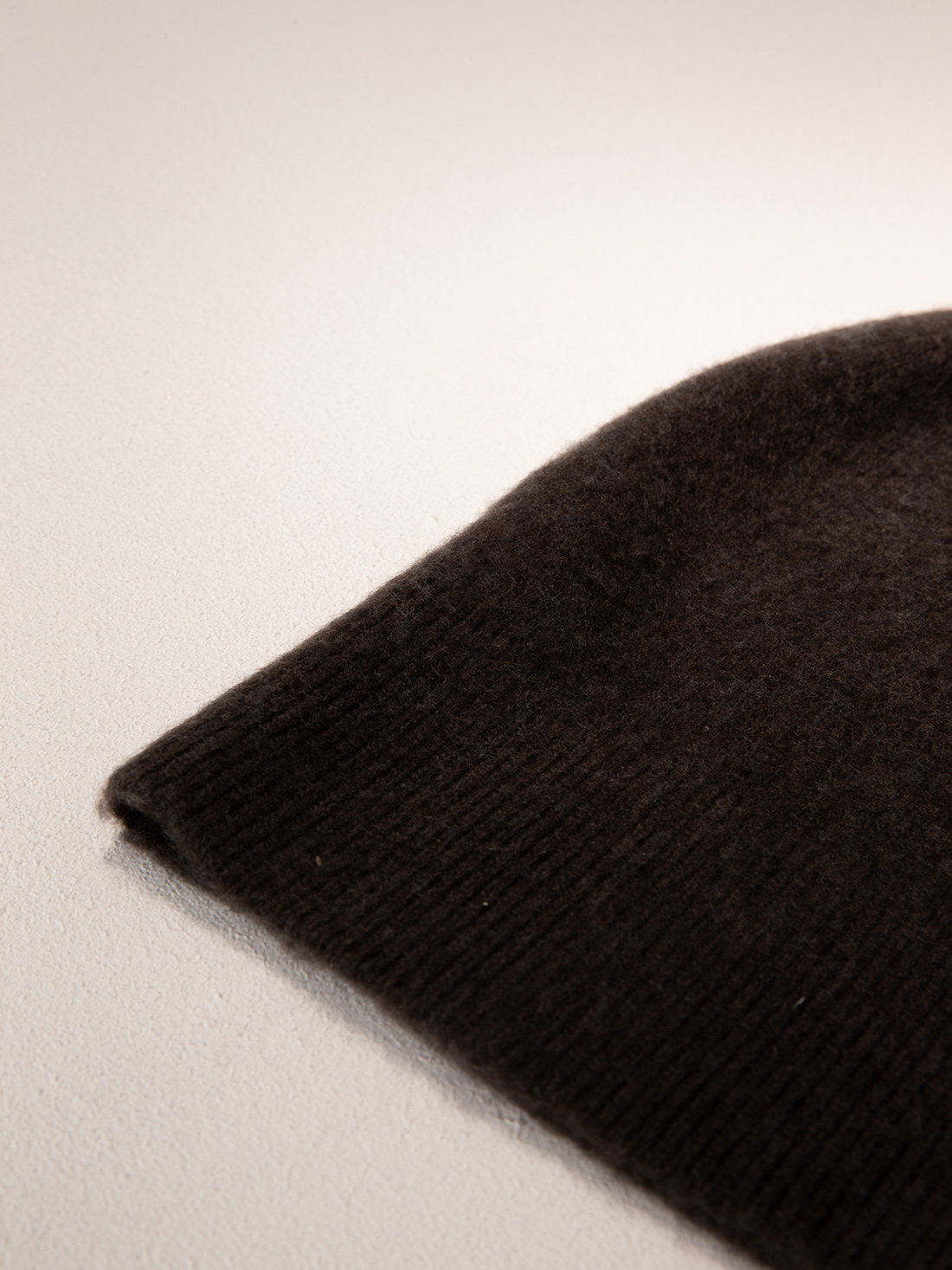 Detailansicht von Mütze aus Merinowolle von AVANT TOI