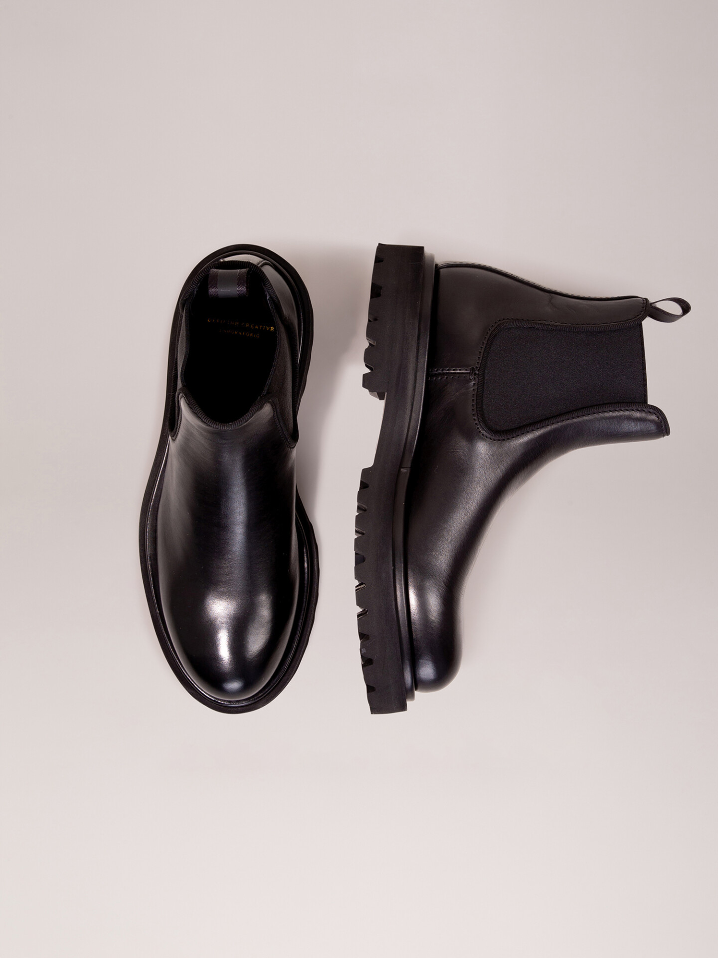 Detailansicht von Chelsea-Boots aus Leder von OFFICINE CREATIVE