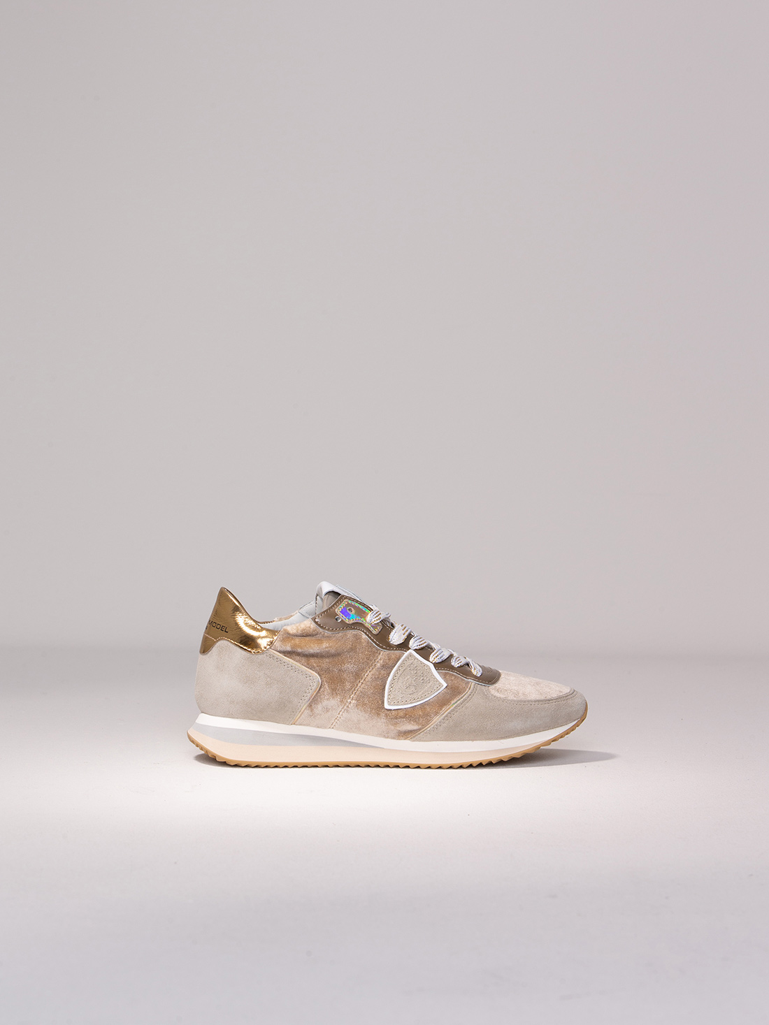 Detailansicht von Sneaker aus Veloursleder von PHILIPPE MODEL