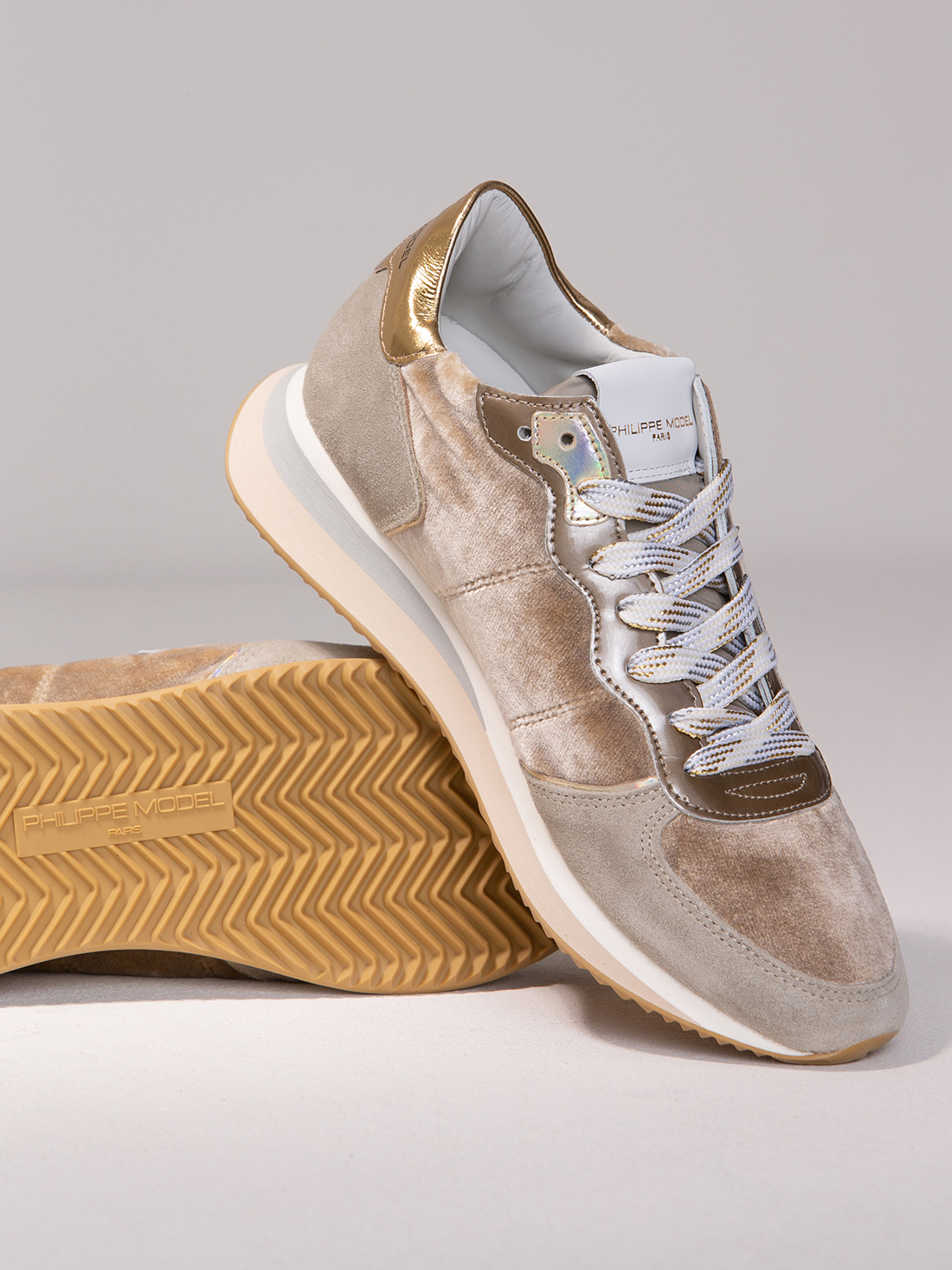 Detailansicht von Sneaker aus Veloursleder von PHILIPPE MODEL