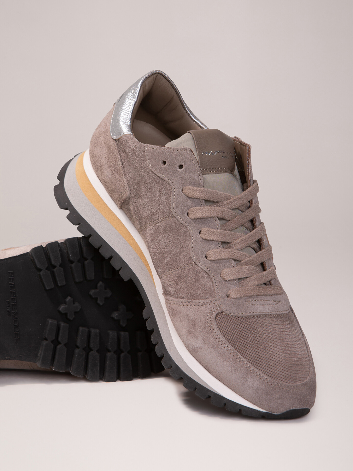 Detailansicht von Sneaker aus Veloursleder von PHILIPPE MODEL