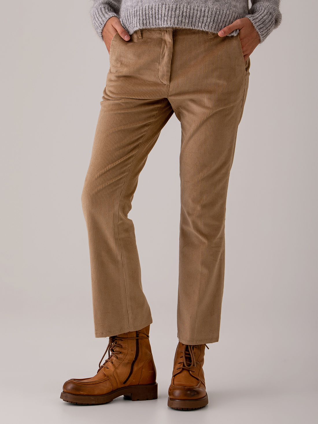 Detailansicht von Ankle Hose aus Cord von NINE IN THE MORNING