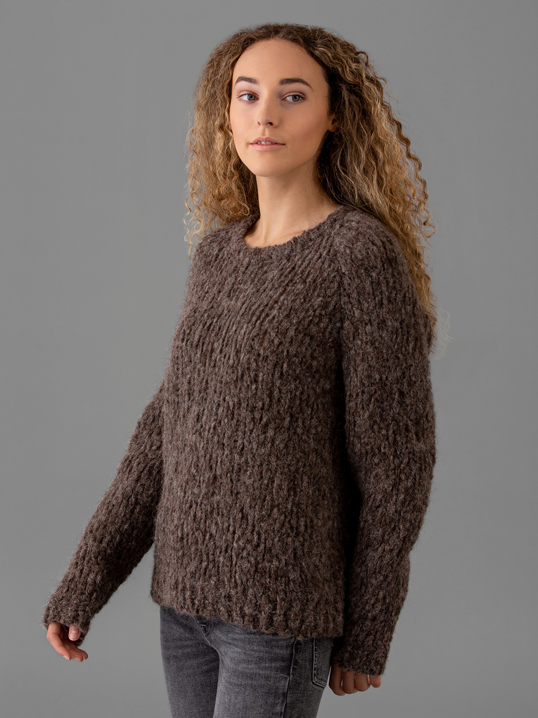 Detailansicht von Grobstrickpullover aus Alpakawolle von SIBIN LINNEBJERG