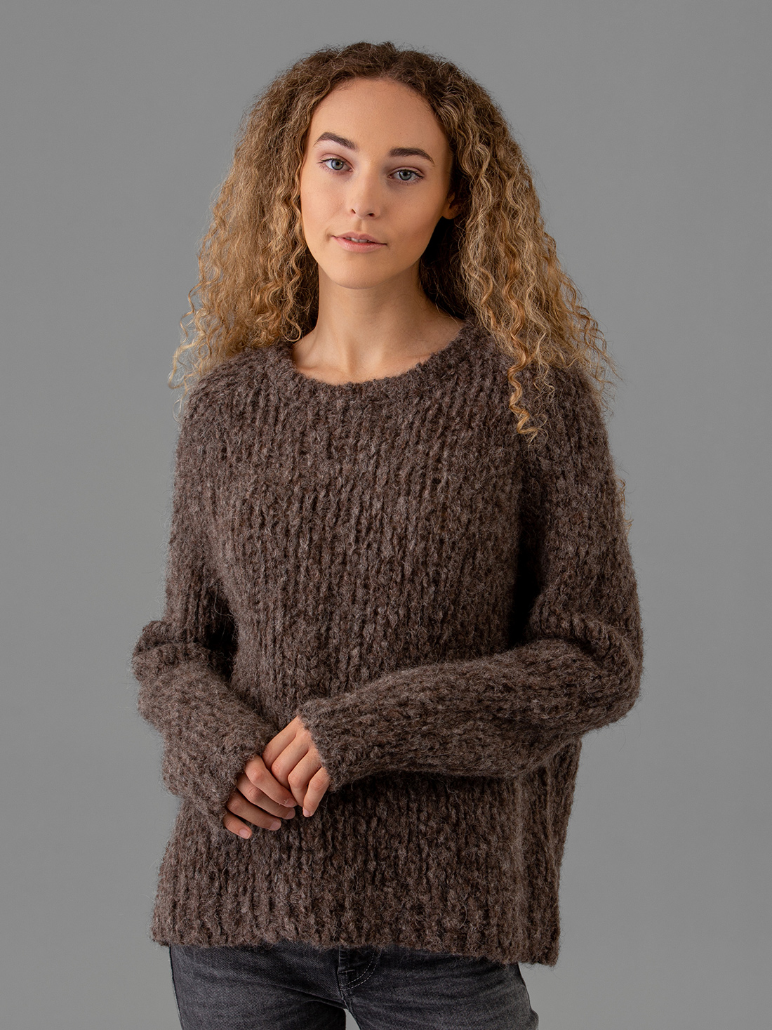 Detailansicht von Grobstrickpullover aus Alpakawolle von SIBIN LINNEBJERG