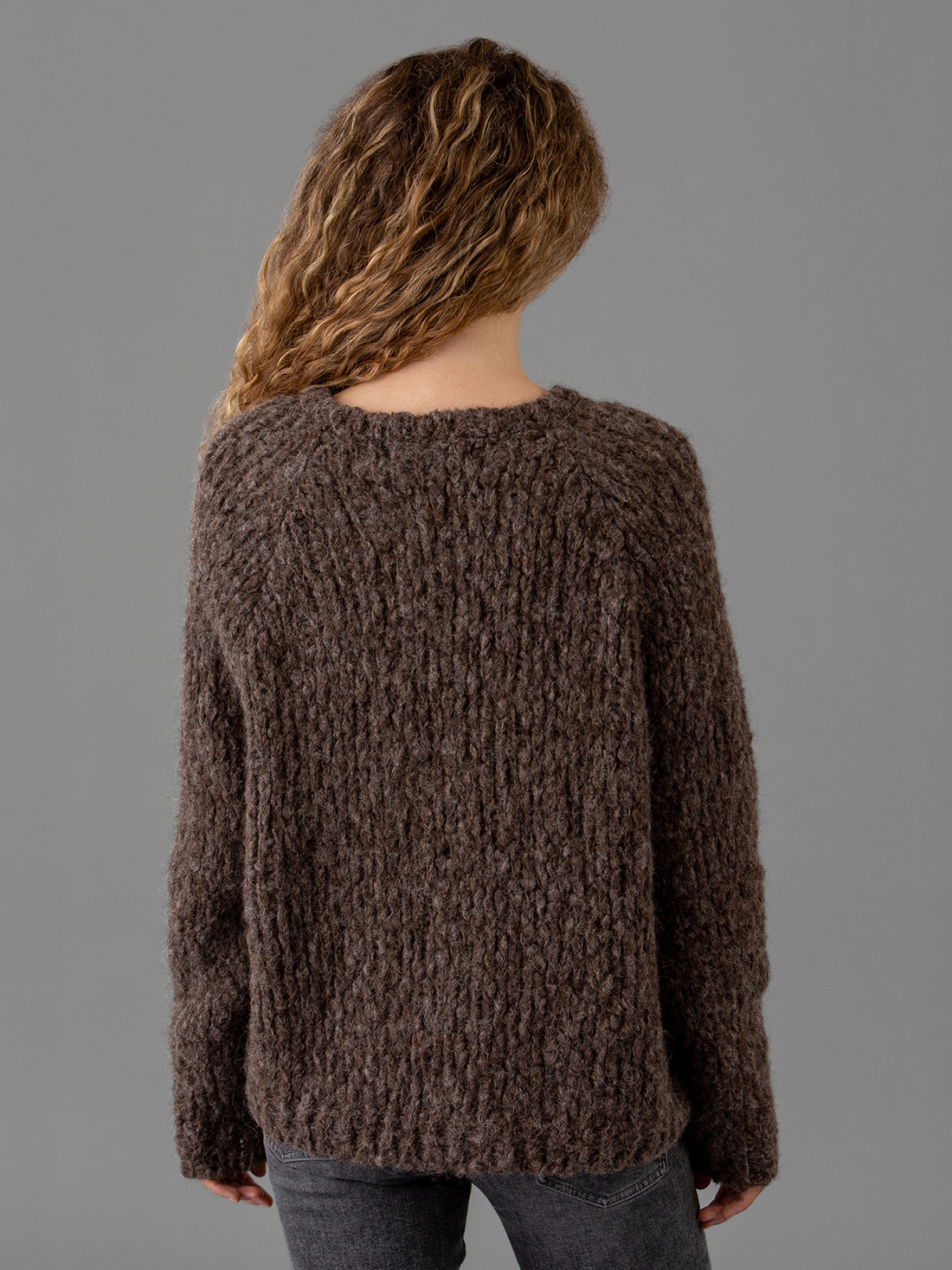 Detailansicht von Grobstrickpullover aus Alpakawolle von SIBIN LINNEBJERG