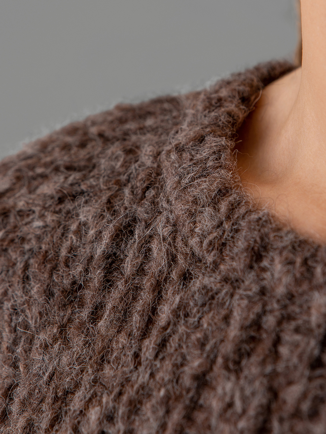 Detailansicht von Grobstrickpullover aus Alpakawolle von SIBIN LINNEBJERG