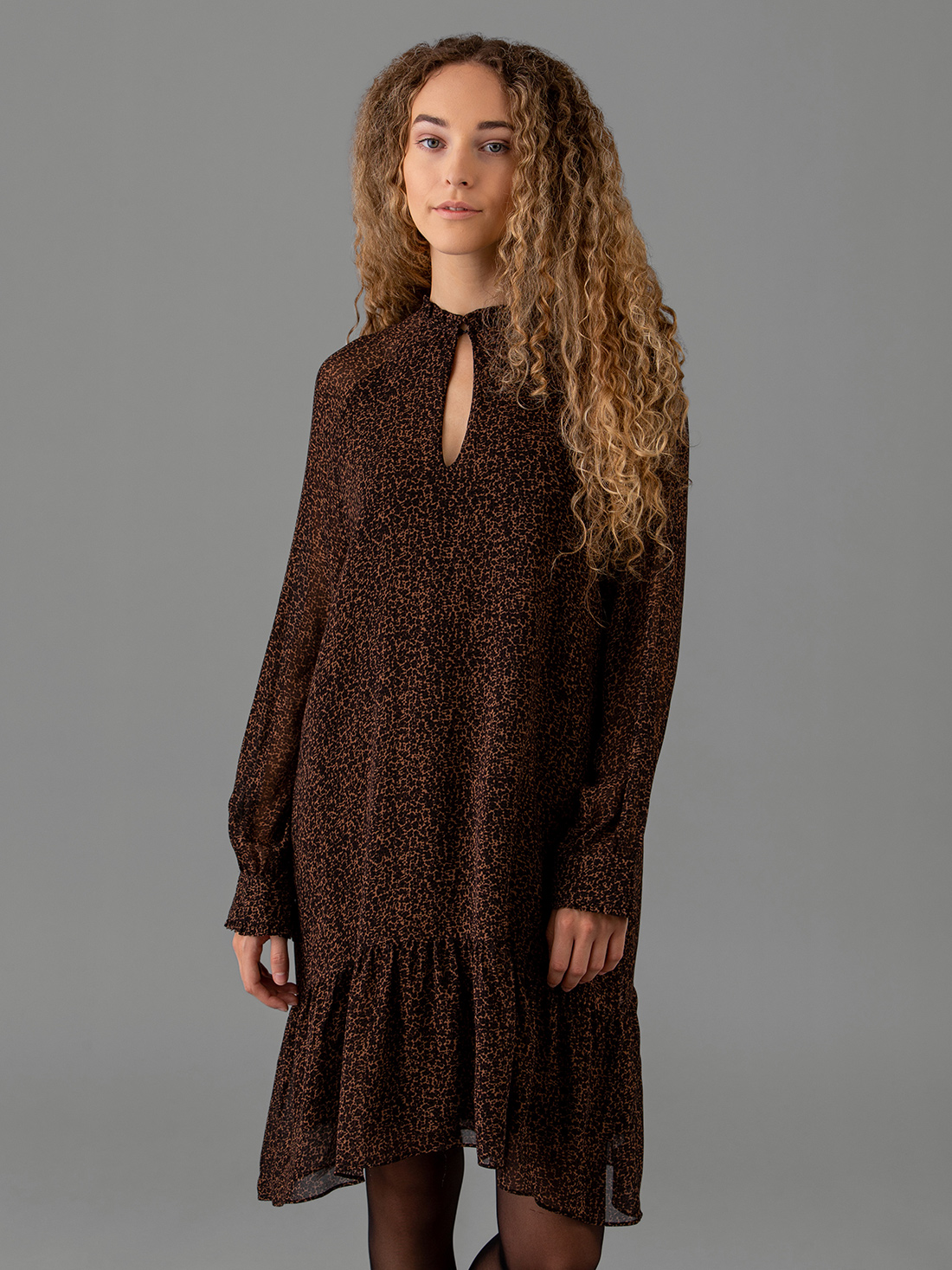 Detailansicht von Midi-Blusenkleid von IHEART