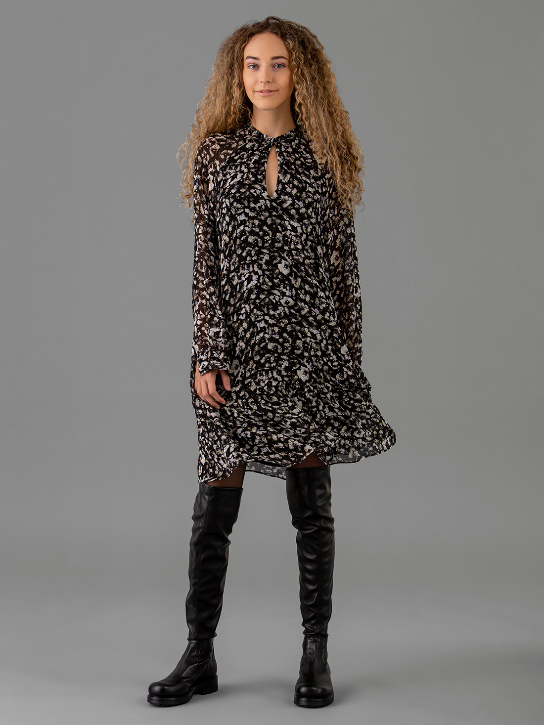 Detailansicht von Midi-Blusenkleid von IHEART