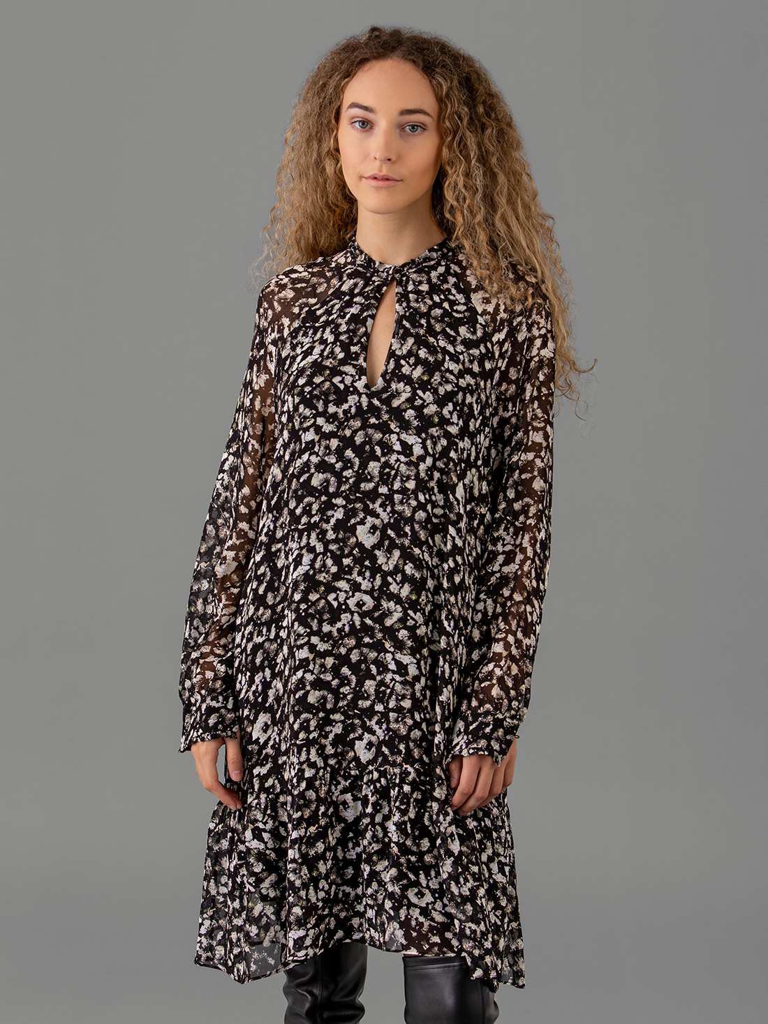 Detailansicht von Midi-Blusenkleid von IHEART