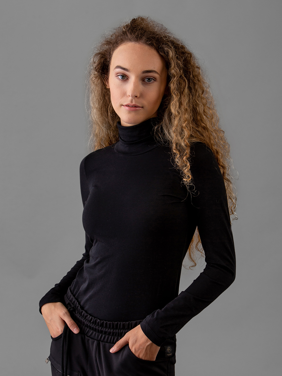 Detailansicht von Rollkragenshirt aus Baumwolle von LIS LAREIDA