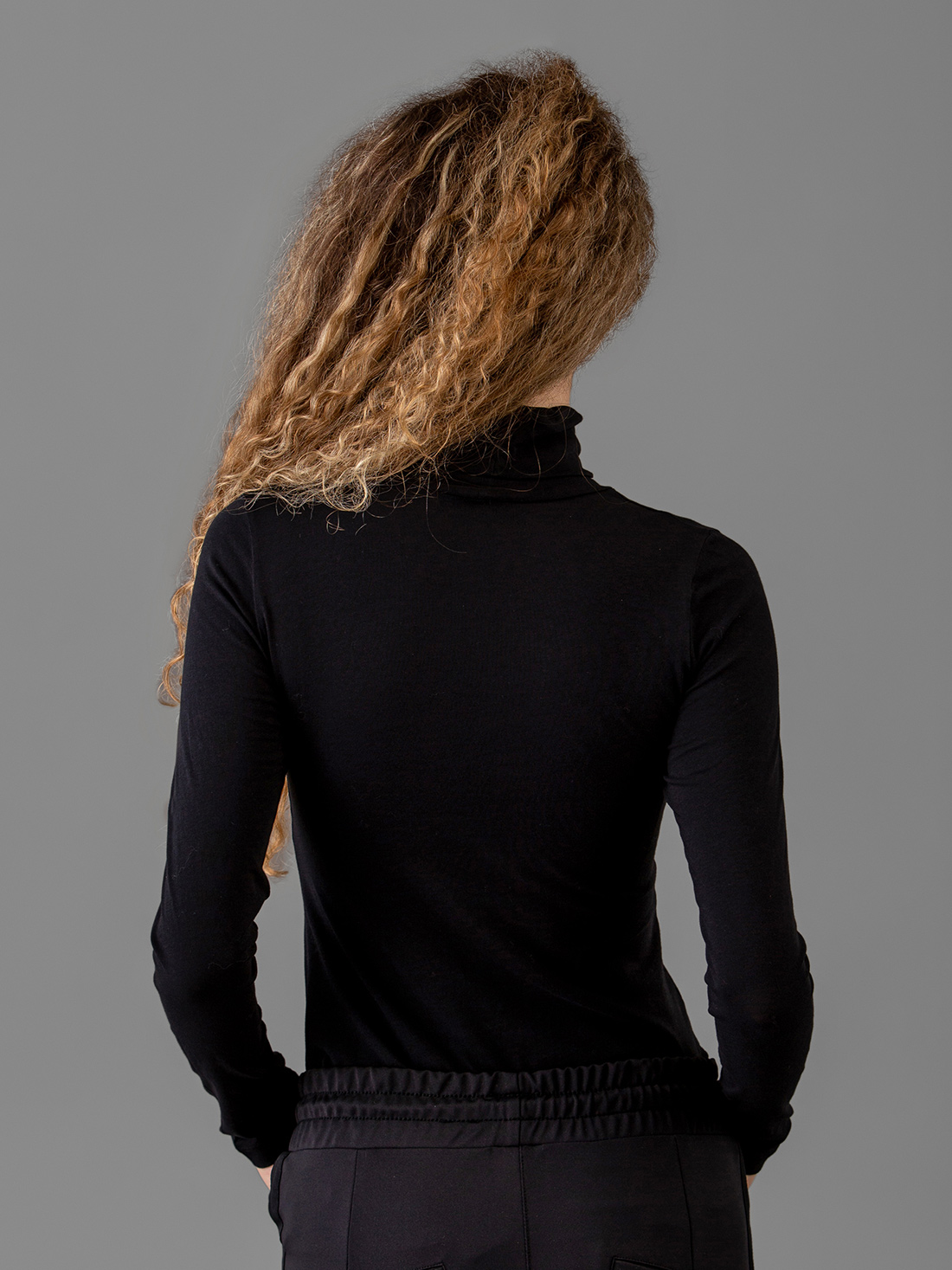 Detailansicht von Rollkragenshirt aus Baumwolle von LIS LAREIDA