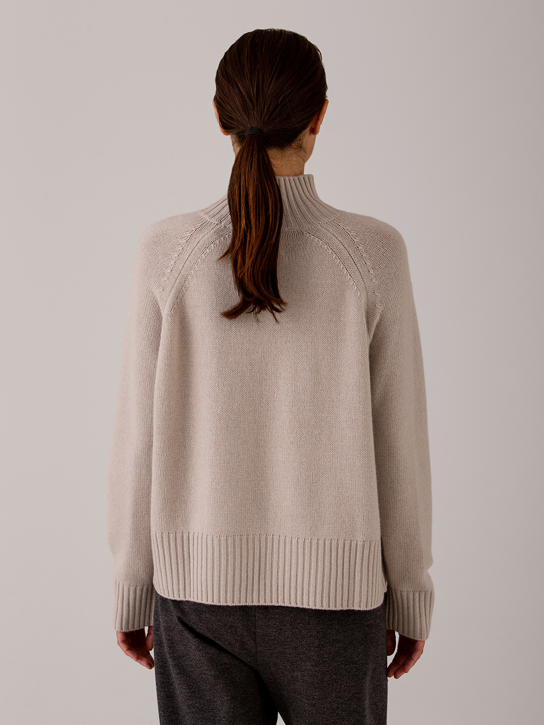 Detailansicht von Turtleneck Pullover aus Schurwolle von ALLUDE