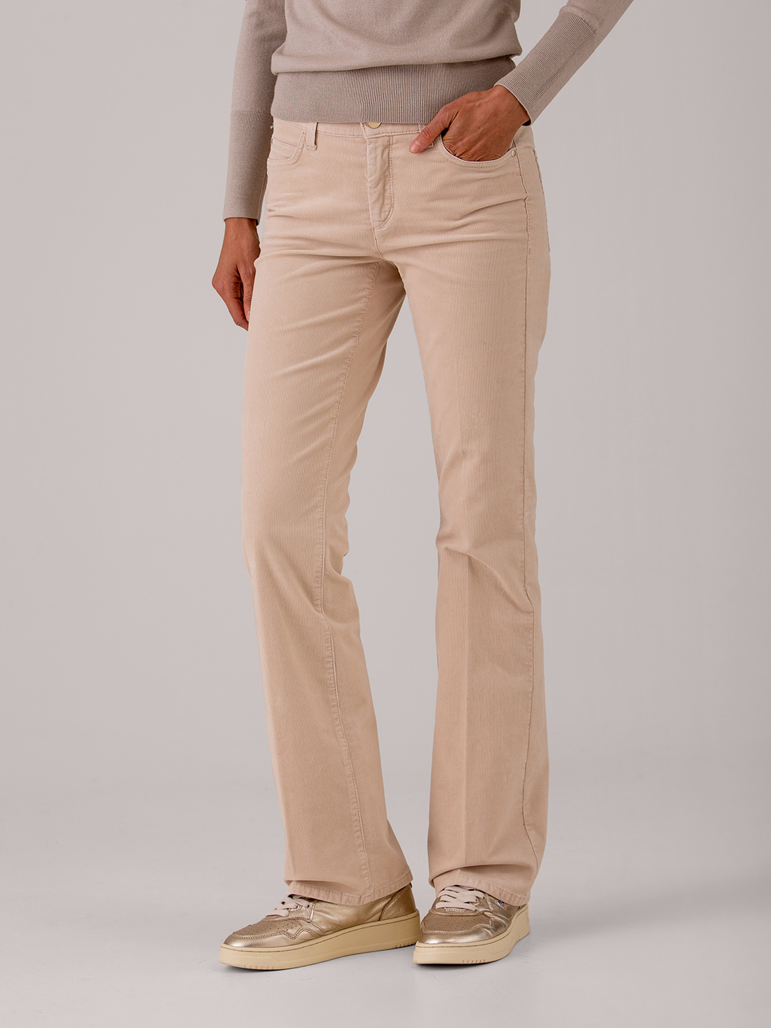 Detailansicht von Flared Hose aus Cord von CAMBIO