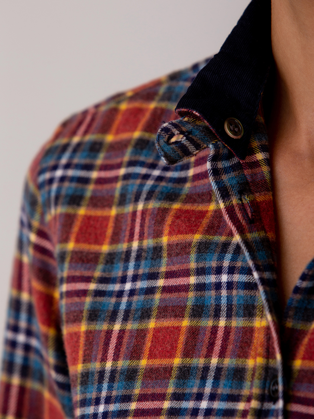 Detailansicht von Flanellbluse mit Stehkragen aus Baumwolle von AGLINI