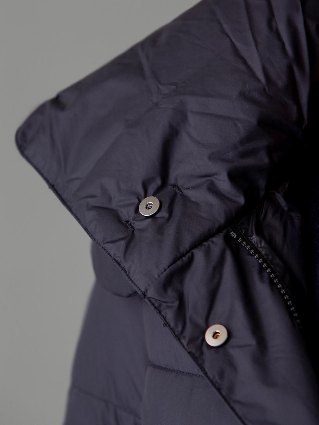 Detailansicht von Daunenmantel von LIS LAREIDA