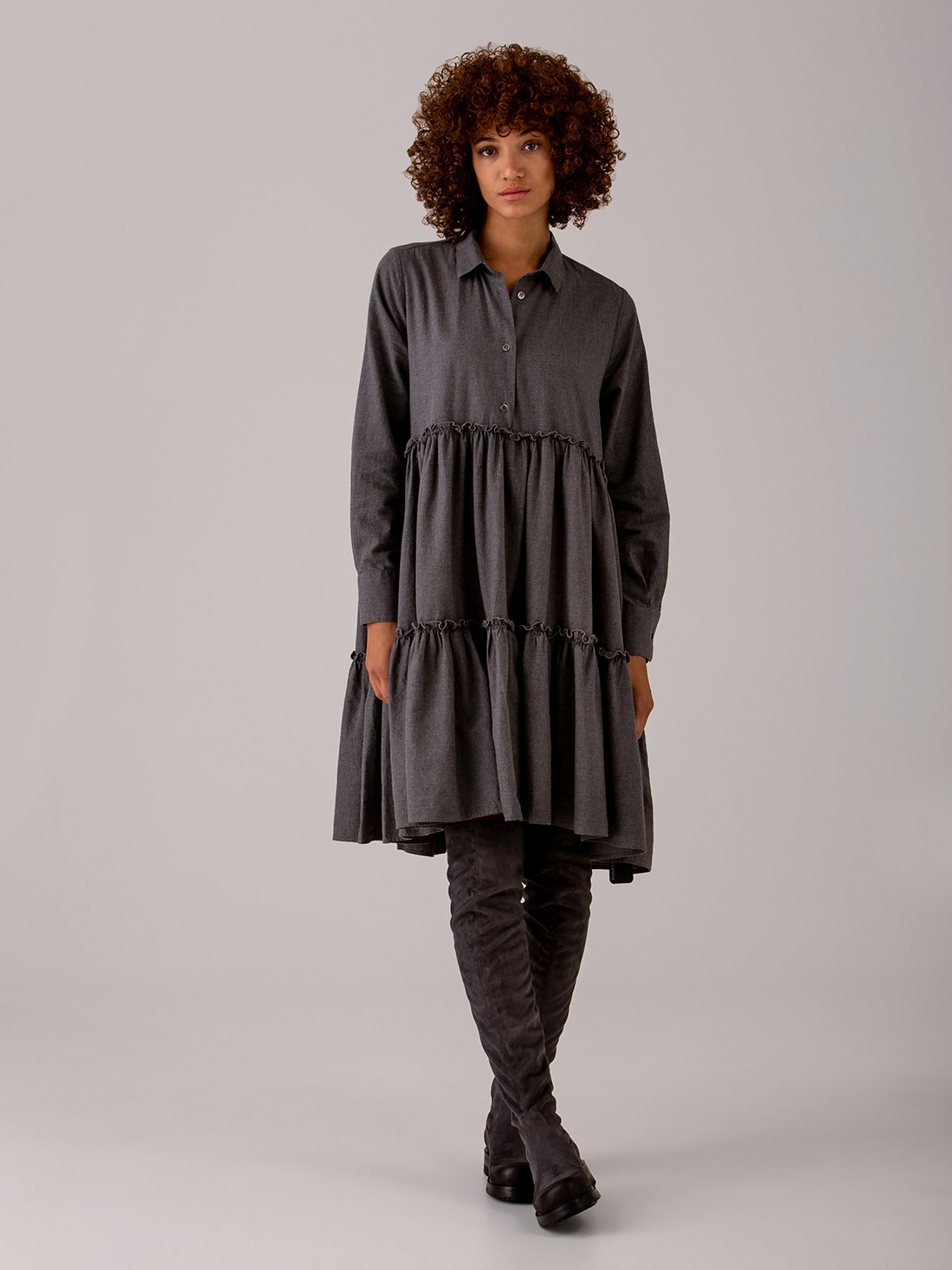 Detailansicht von Midi-Hemdblusenkleid aus Baumwolle von AGLINI