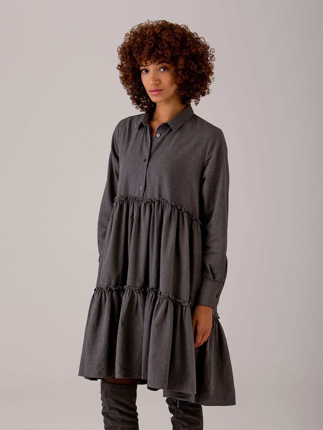 Detailansicht von Midi-Hemdblusenkleid aus Baumwolle von AGLINI