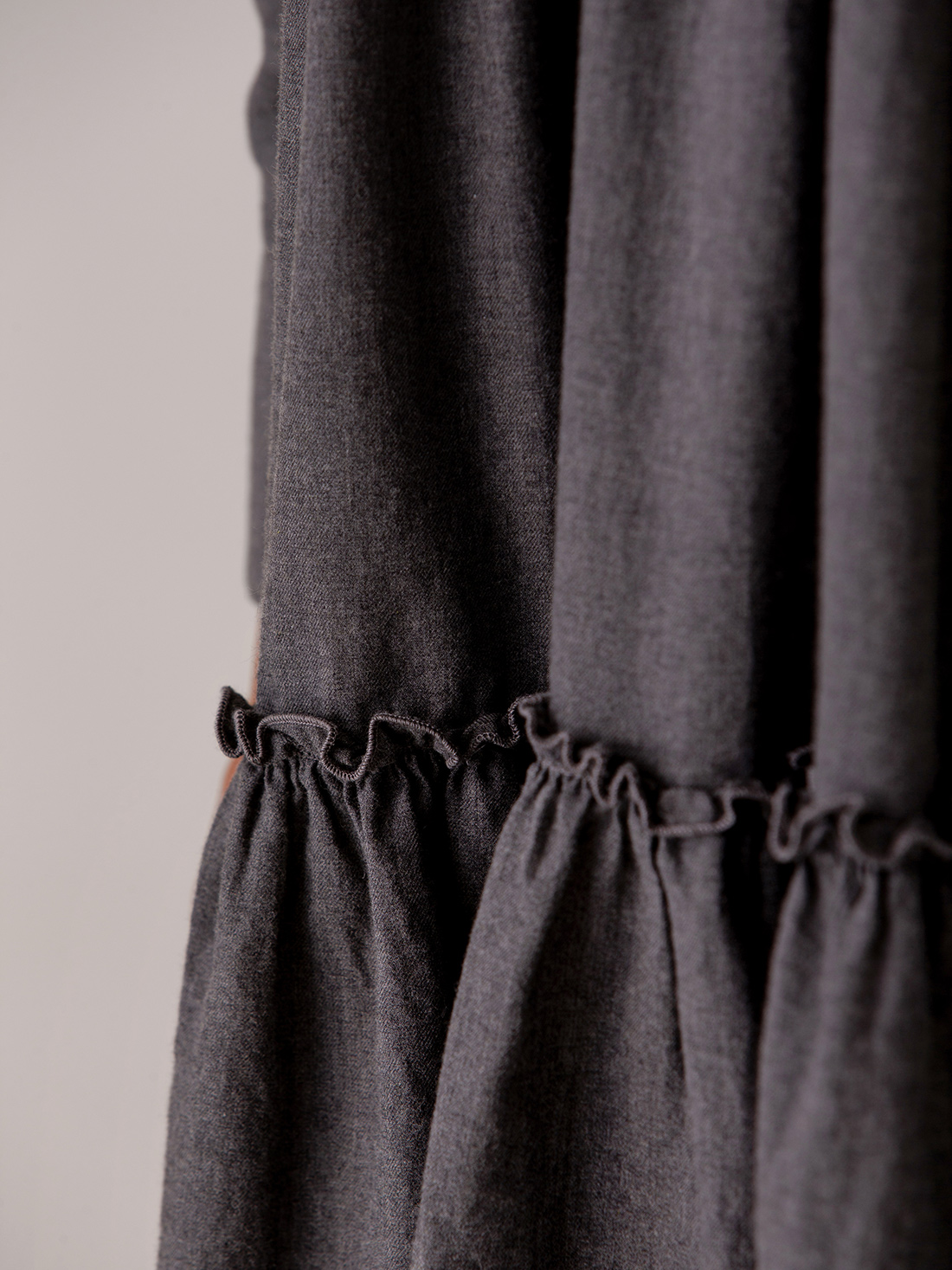 Detailansicht von Midi-Hemdblusenkleid aus Baumwolle von AGLINI