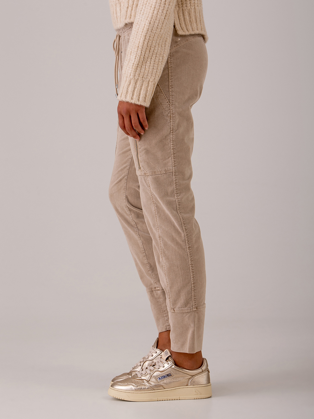 Detailansicht von Hose aus Cord im Jogging-Stil von MAC