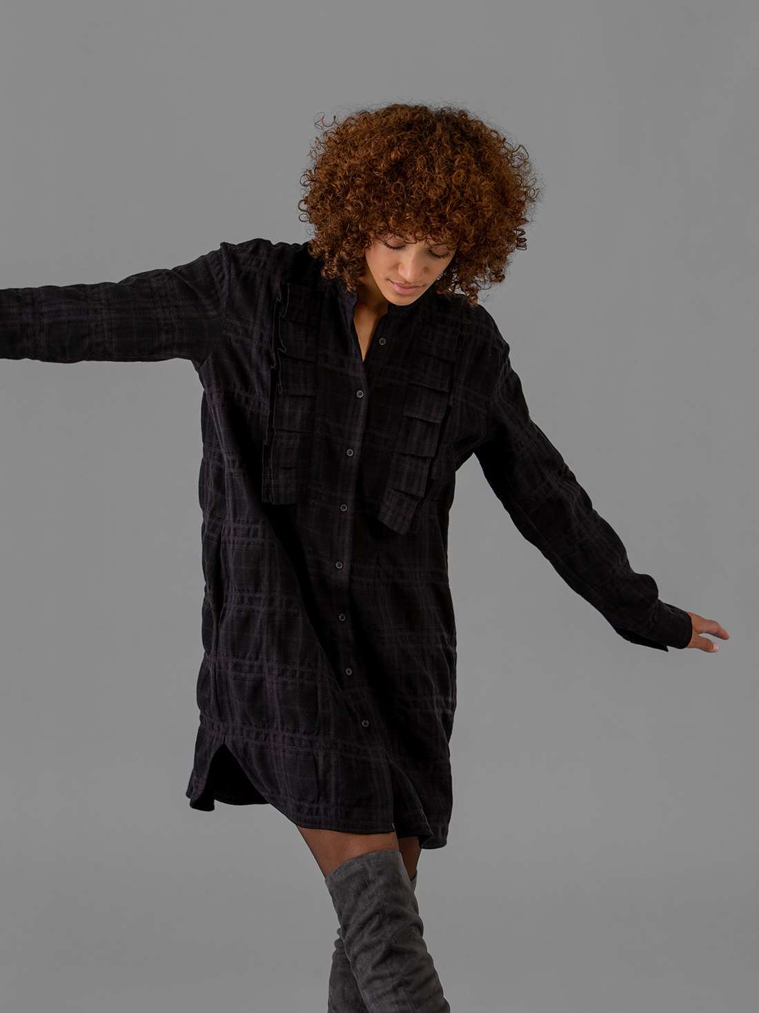 Detailansicht von Midi-Hemdblusenkleid aus Baumwolle von LIS LAREIDA