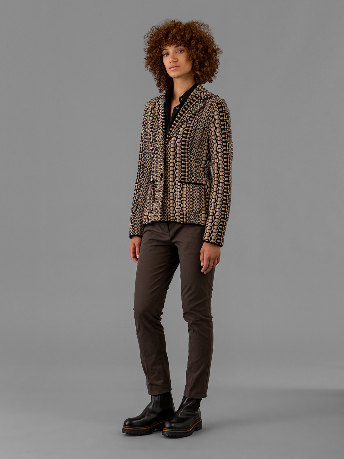 Detailansicht von Strickblazer aus Merinowolle von SIYU