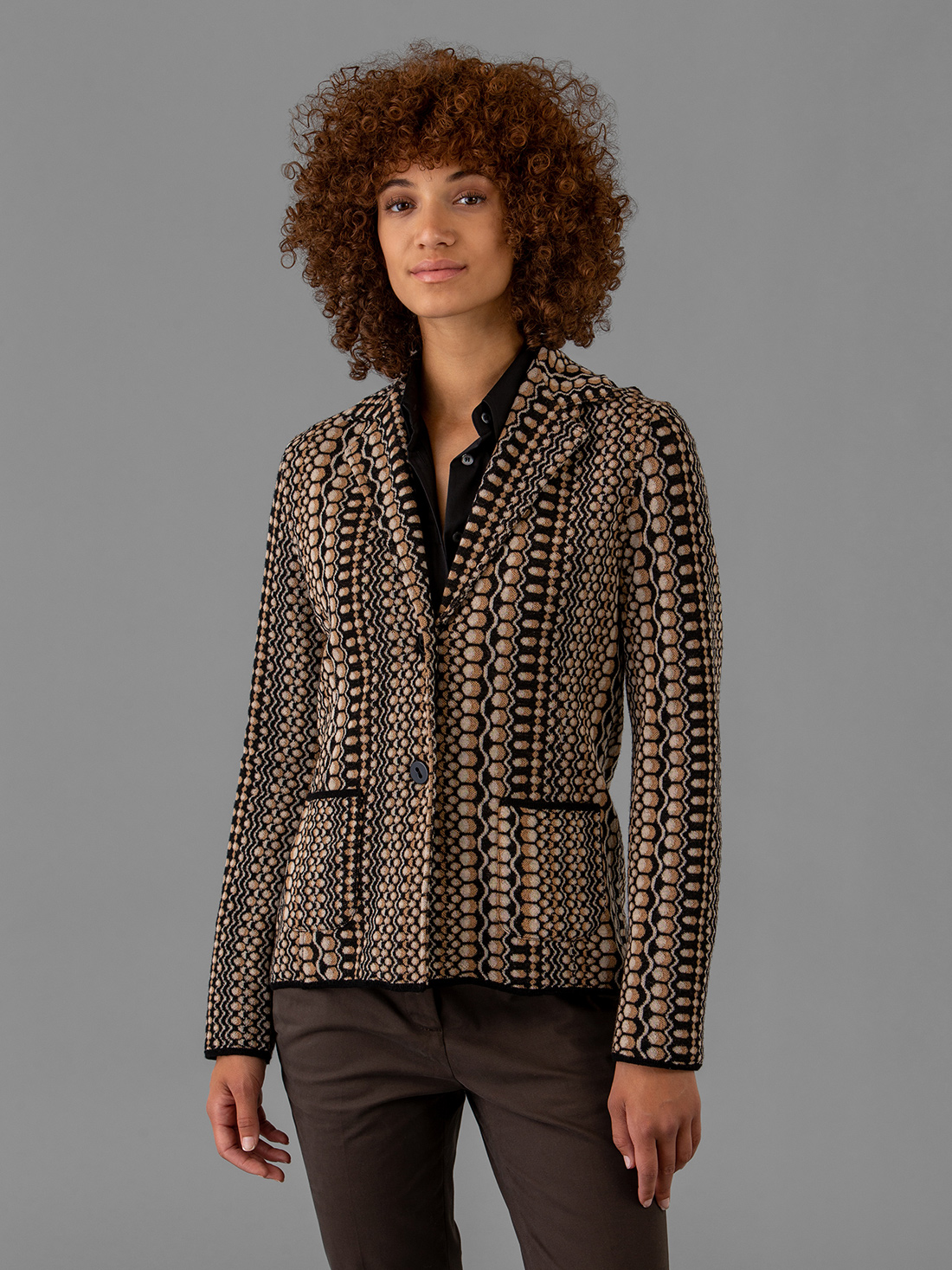 Detailansicht von Strickblazer aus Merinowolle von SIYU