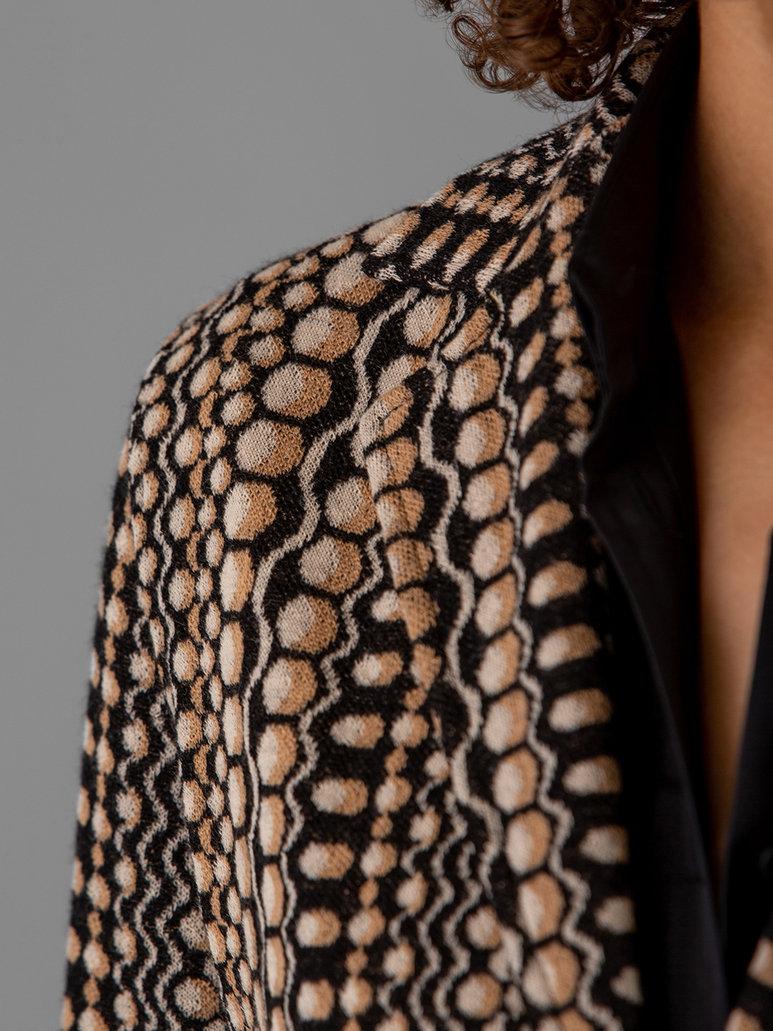 Detailansicht von Strickblazer aus Merinowolle von SIYU