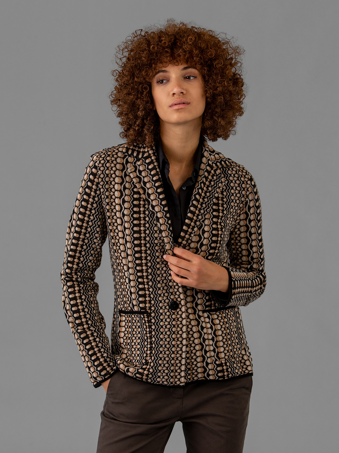 Detailansicht von Strickblazer aus Merinowolle von SIYU